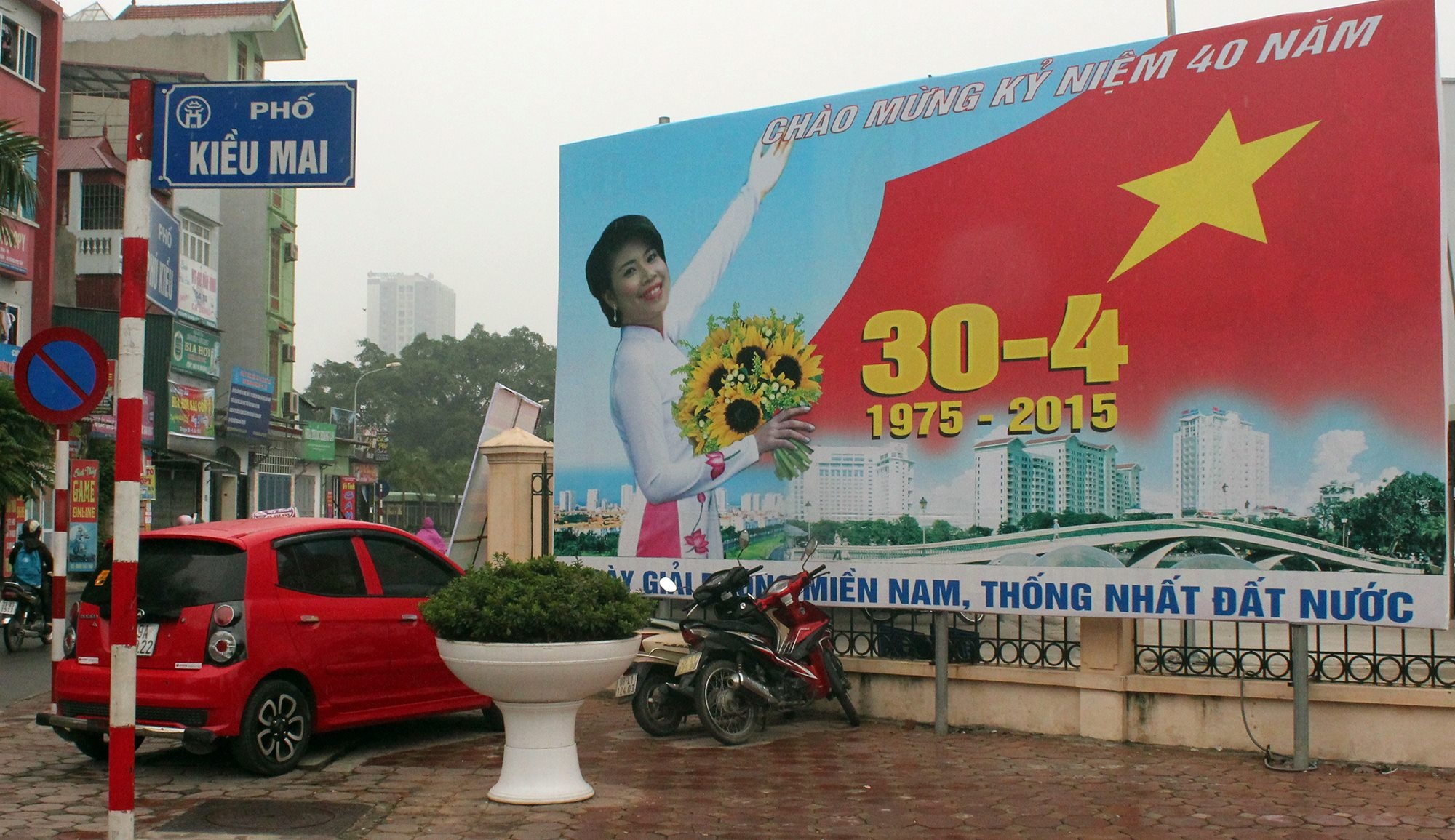  Pano có in hình cô gái với bàn tay 4 ngón tại phố Kiều Mai quận Bắc Từ Liêm, Hà Nội.