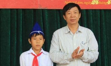 Hoc sinh lop 7 tra lai 60 trieu dong cho nguoi bi mat hinh anh