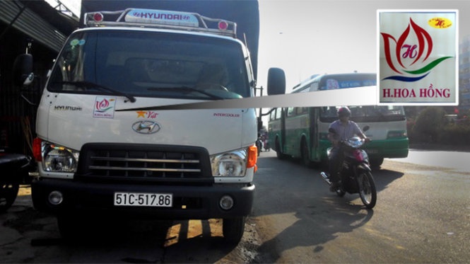 Một xe tải có dán logo Hoa hồng - Ảnh: H.Lộc