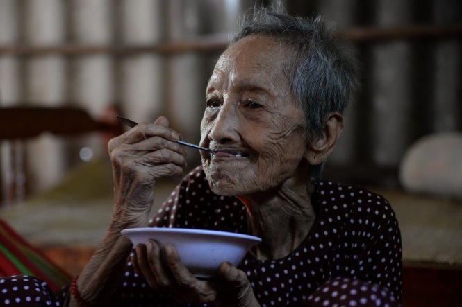 Cụ ăn được 2-3 tô cơm mỗi ngày với cá, thịt - Ảnh: Hữu Khoa 