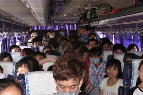 Xe khach 47 cho 'nhoi' toi 105 nguoi hinh anh