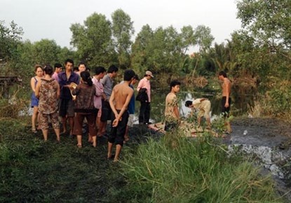 Thi the nguoi dan ong co quan day kem hinh anh