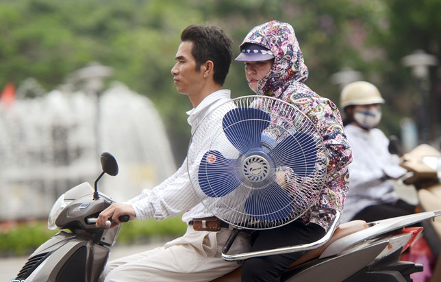 Sai Gon nang nong, Ha Noi oi buc hinh anh