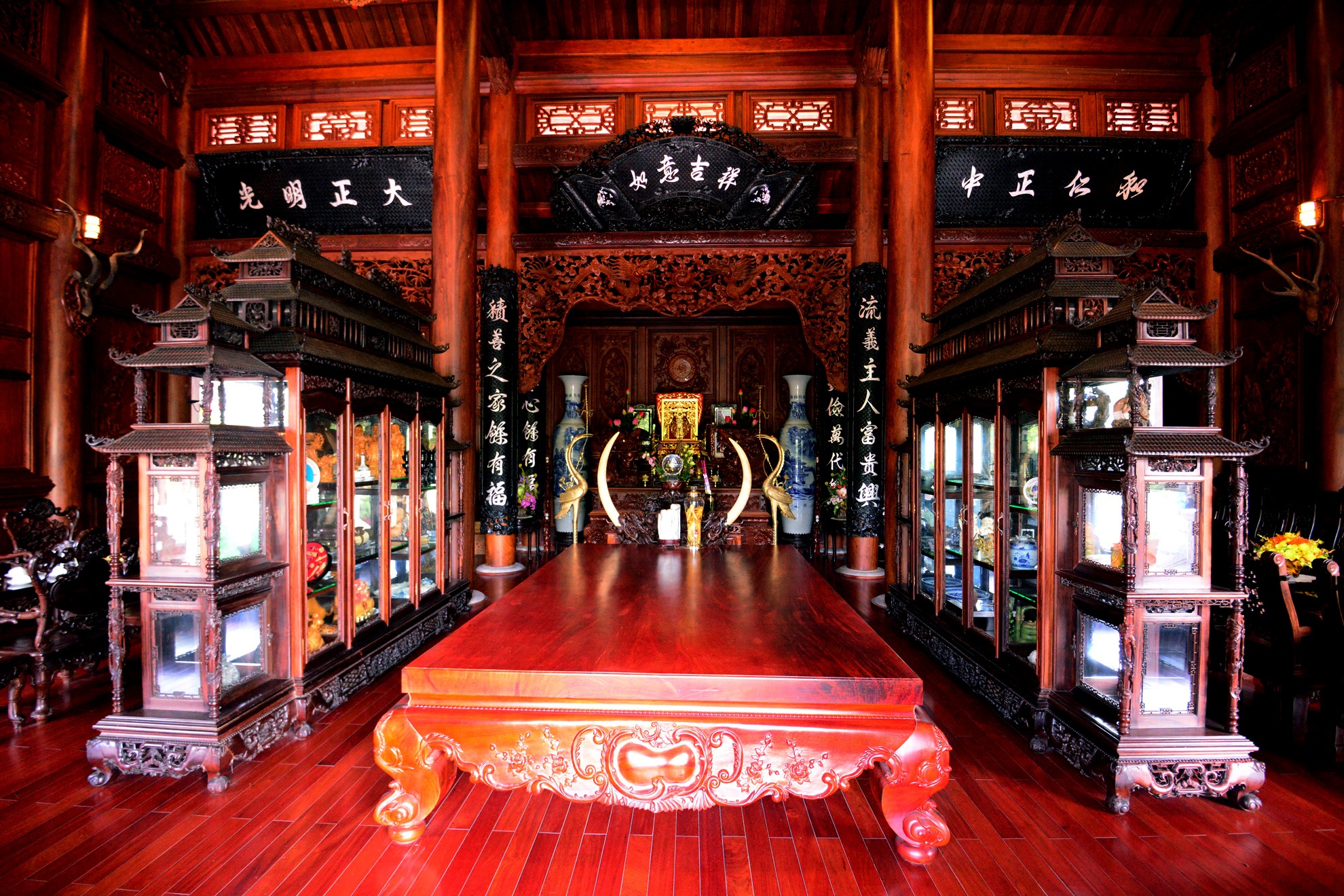 Bên trong biệt phủ của đại gia xứ Nghệ. Ảnh: Lê Hiếu - Mạnh Thắng.