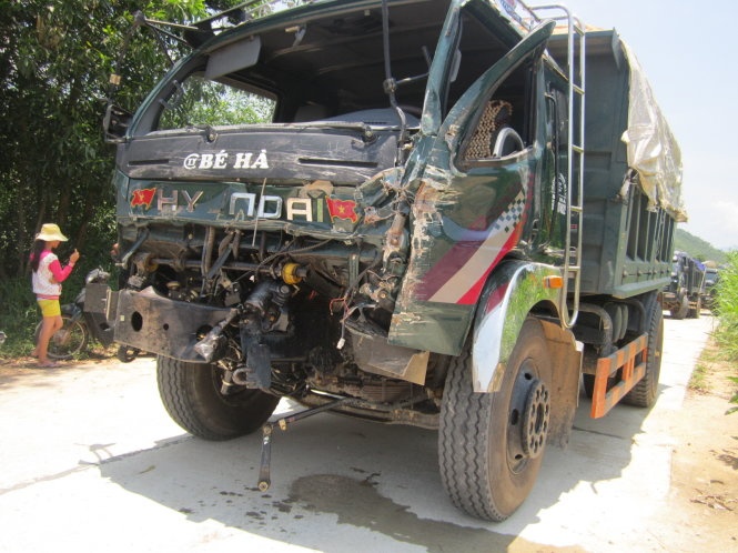 Xe tai nat dau sau cu tong thang vao tau lua hinh anh