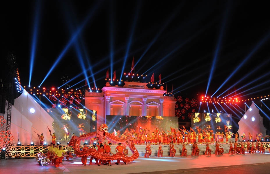 Bua tiec anh sang day mau sac tai Hai Phong hinh anh