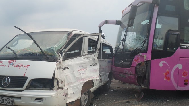 Hai xe khach tong nhau, 7 nguoi nhap vien hinh anh