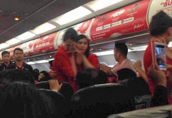 Hanh khach tat nhan vien hang khong bi cam bay hinh anh