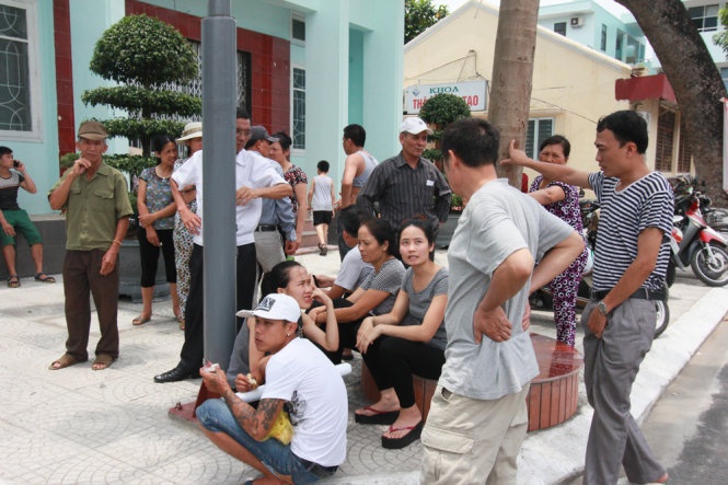 Vay benh vien vi nguoi nha tu vong hinh anh