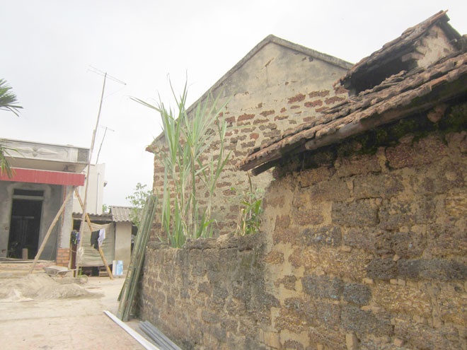 Những ngôi nhà bằng đá ong.