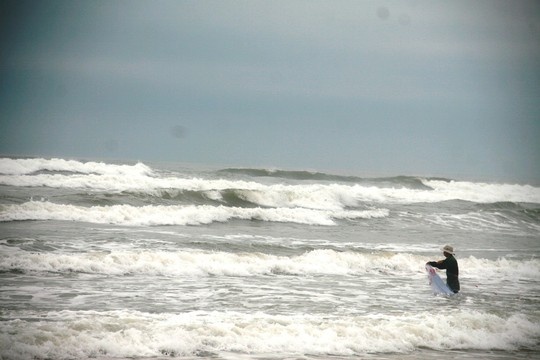 Ru nhau tam bien, 5 thanh nien gap nan hinh anh