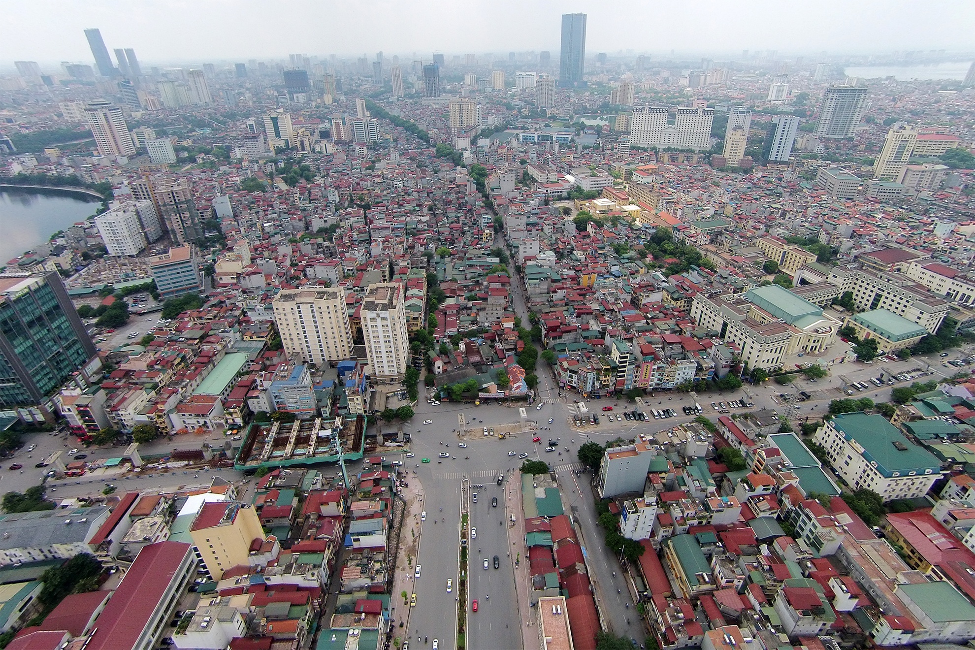 Đầu tháng 6/2015, Ban Quản lý dự án trọng điểm phát triển đô thị Hà Nội đang hoàn thiện hồ sơ trình UBND TP Hà Nội phê duyệt dự án đường vành đai 1, đoạn Hoàng Cầu đến nút giao Láng Hạ - Giảng Võ. Đoạn đường dài 697 m, rộng 50 m, tổng mức đầu tư <abbr class=