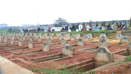 Chuyen la o Yen Lac: Nghia trang cho nguoi dang song hinh anh