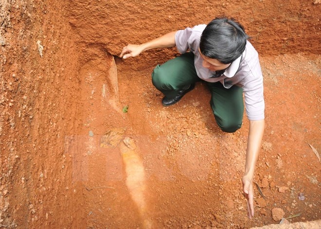 Phat hien qua bom 200 kg trong nha dan hinh anh