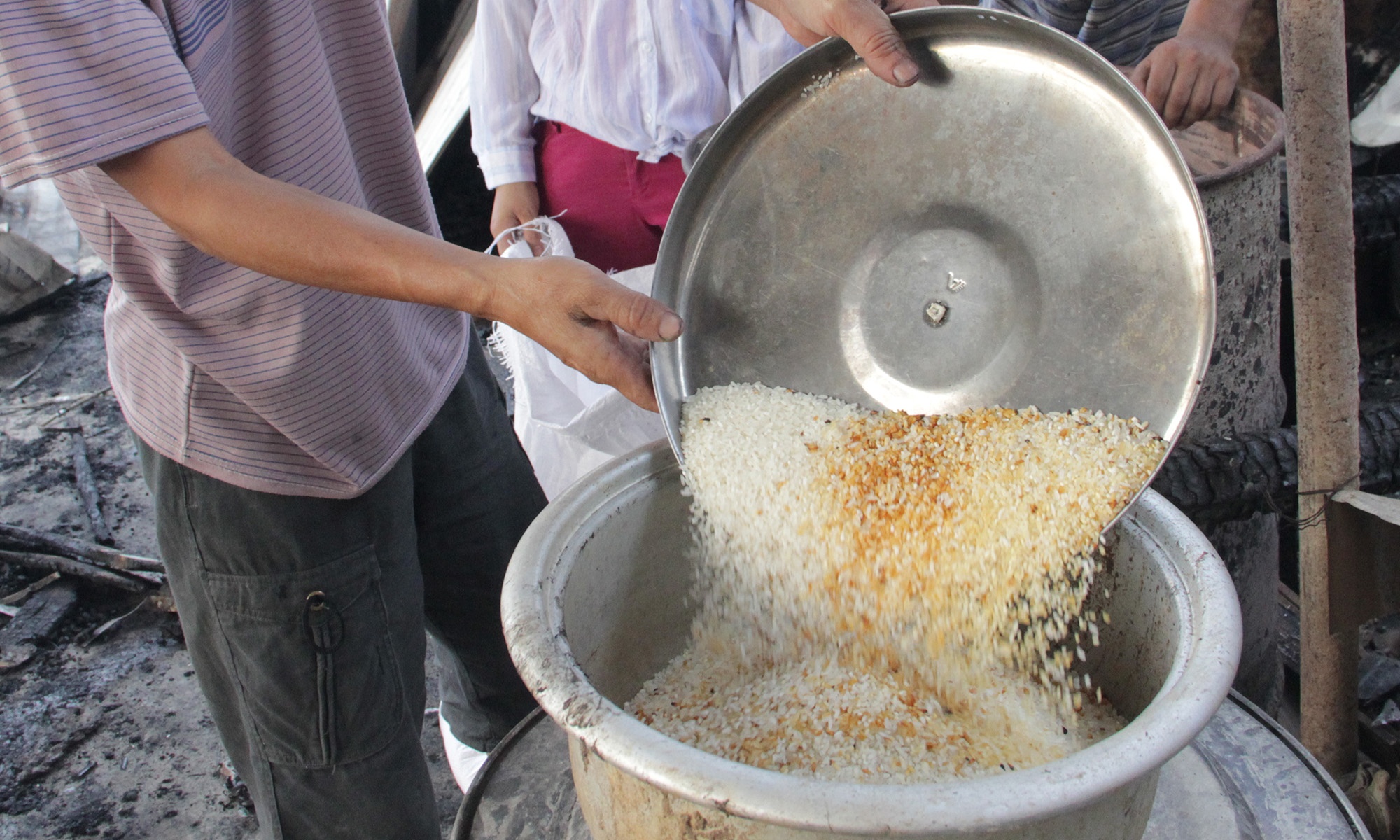 Vet gao sot lai trong vu chay luc 2h sang de an hinh anh