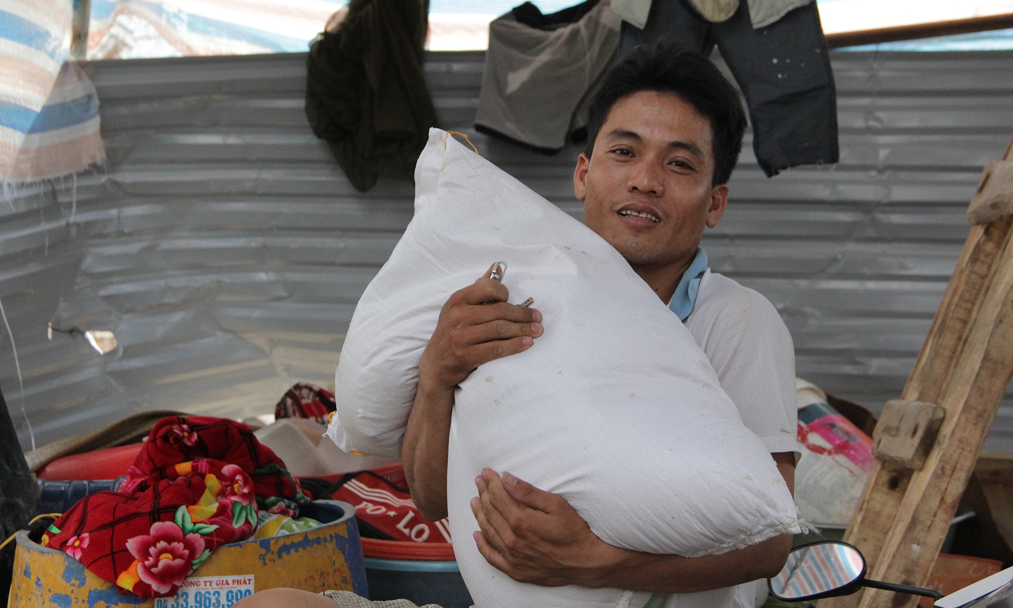 Anh Nguyễn Bá Quản (Thanh Hóa) cho biết ngọn lửa bốc lên quá nhanh, anh chỉ kịp ôm bao gạo rồi chạy thoát thân.