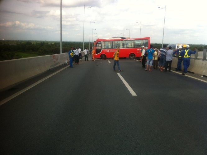 Xe Phuong Trang tuot doc cau Long Thanh, 13 nguoi bi thuong hinh anh