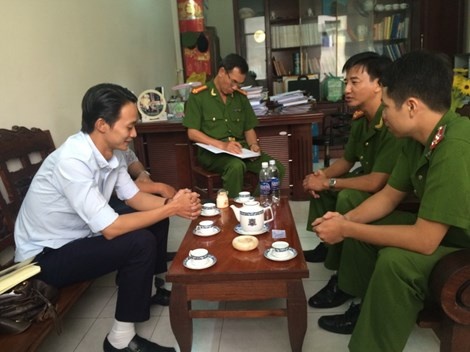 Canh sat co dong TP HCM xin loi nguoi dan bi tum co ao hinh anh