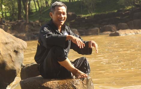 Ra ngoài, lão võ sĩ sống rất vô tư, không bao giờ thổ lộ về hoàn cảnh