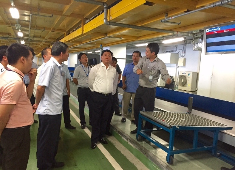 Giám đốc Cảng Hàng không quốc tế Nội Bài Vũ Thế Phiệt báo cáo Bộ trưởng Đinh La Thăng và đoàn công tác quy trình vận chuyển hành lý