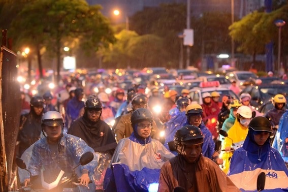 Ha Noi co mua rao va dong, canh bao ngap lut hinh anh