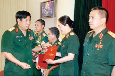 Dieu chinh quy dinh phong ham si quan quan doi, cong an hinh anh