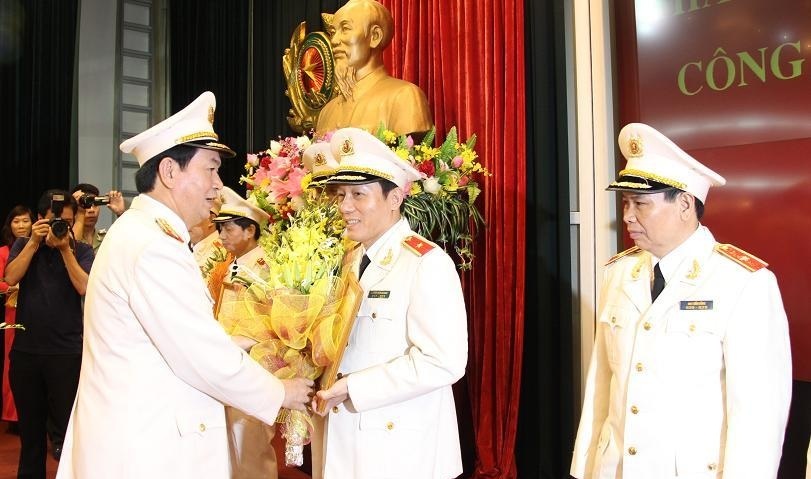 Bộ trưởng Trần Đại Quang tặng hoa chúc mừng các đồng chí thăng cấp bậc hàm cấp Tướng.