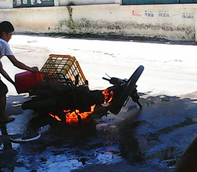 Dùng nước để nỗ lực dập tắt ngọn lửa...(ảnh CTV cung cấp)