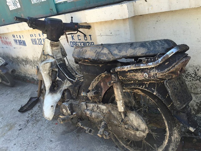 Xe may boc chay ngun ngut giua duong hinh anh