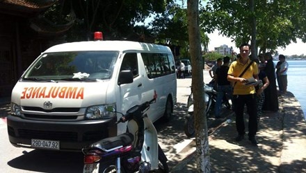 Phat hien thi the nam gioi guc tren ghe lai oto hinh anh