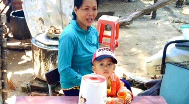 Nguoi phu nu cheo chong ba the he song trong… chuong heo cu hinh anh