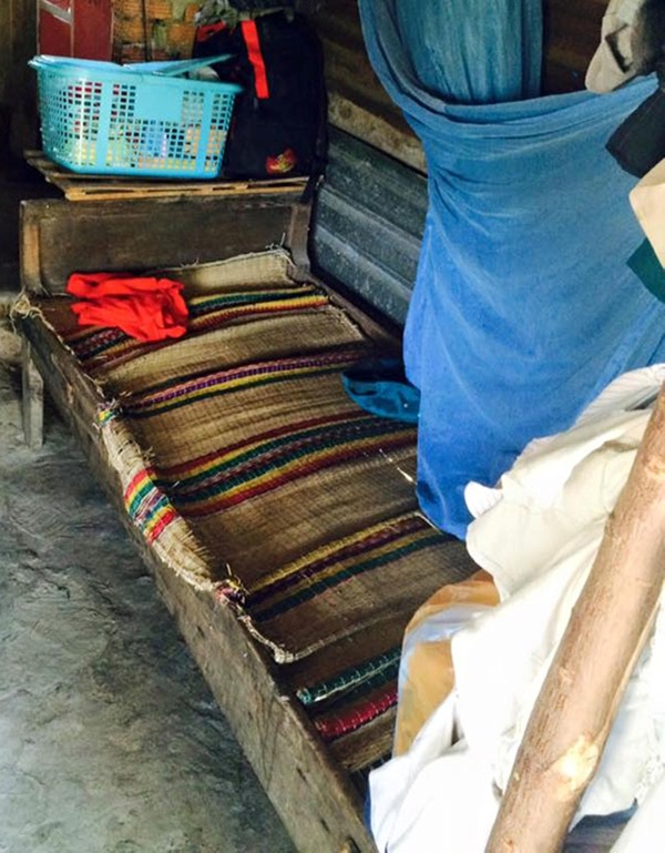 Giường ngủ sát cạnh chuồng heo