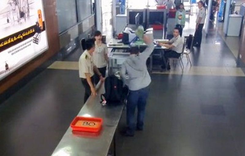 Toàn bộ hành vi ném cà mắm xuống nền sân bay tại khu vực làm thủ tục soi chiếu an ninh của ông Nghiêm Tiến Khôi đã bị camera an ninh ghi lại. Ảnh cắt clip.