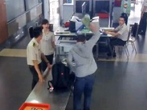 Hanh khach nem tung toe lo ca mam tai san bay hinh anh