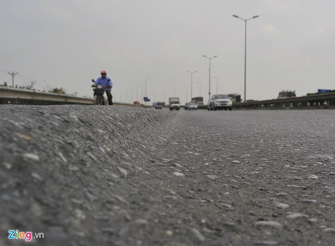 Cao tốc quốc lộ 1B nhiều năm nay tồn tại các đoạn hằn lún kéo dài hàng cây số. Có điểm lún tới 9 cm. Ảnh: Hoàn Nguyễn.