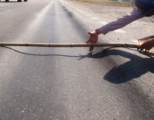 Lun duong la do thi cong au, chat luong nhua duong kem hinh anh