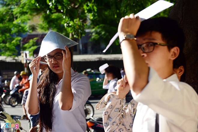 Thời tiết nóng nực khiến nhiều sĩ tử khó chịu. Ảnh: Anh Tuấn.
