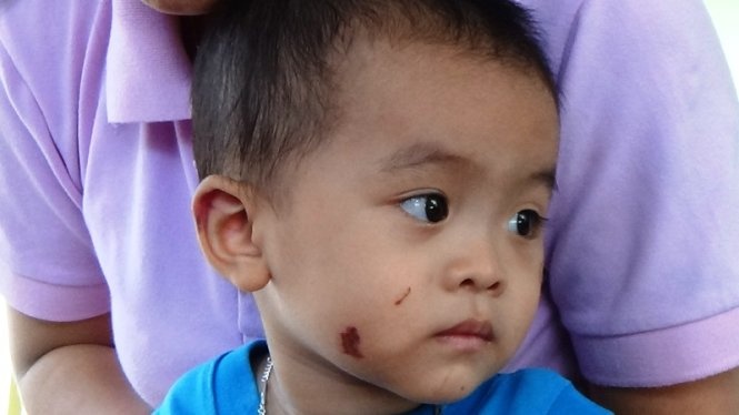 Be trai tray trua day minh sau ngay thu hai di hoc hinh anh