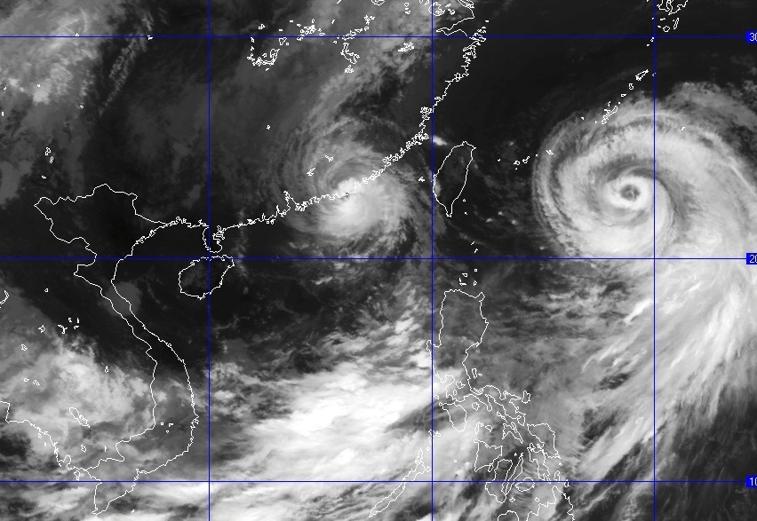 Ngay sau cơn bão Linfa là cơn bão Chan Hom đang hoạt động mạnh ngoài khơi phía đông Philippines. Ảnh: NCHMF.