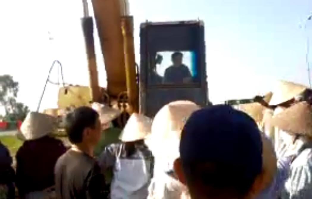 Ngan can thi cong, mot phu nu bi may xuc chen qua hinh anh