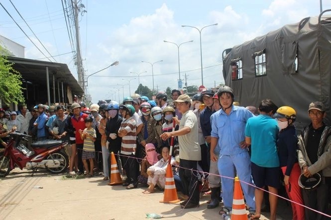 Người dân kéo đến nơi xảy ra vụ án ở Bình Phước để theo dõi. Ảnh: Trường Nguyên.