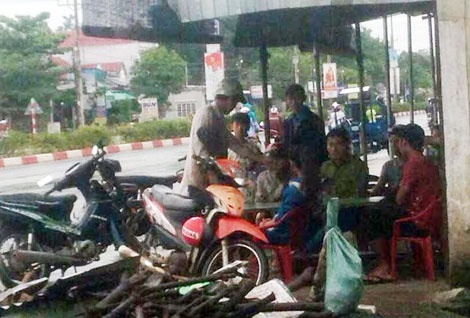 Một số công nhân ở gần công ty chờ xin việc làm.