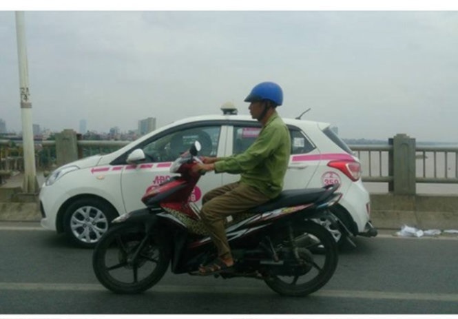 Thanh tra thong tin CSGT bay taxi tren cau Vinh Tuy hinh anh