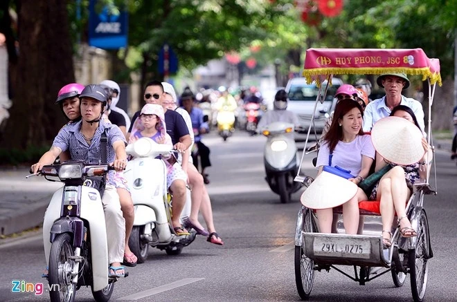 Sáng cuối tuần, nhiều gia đình đã chọn phương tiện xích lô để dạo phố hóng mát.