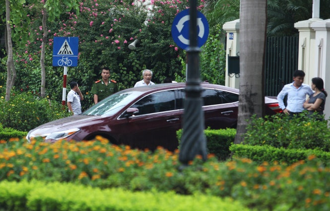 Lực lượng công an vào nhà Chủ tịch Tập đoàn dầu khí Quốc Gia VN Nguyễn Xuân Sơn - Ảnh: Nguyễn Khánh