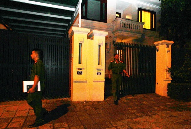 Khoảng 19g, lực lượng công an rời khỏi nhà Chủ tịch Tập đoàn dầu khí Quốc Gia VN Nguyễn Xuân Sơn - Ảnh: Nguyễn Khánh