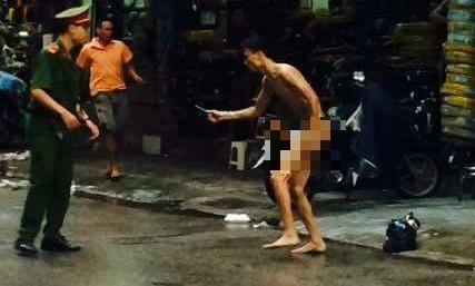 Nguoi dan ong khoa than cam keo chay khap pho hinh anh