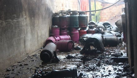 Vu noi kho gas: Phat hien mot thi the trong nha tam hinh anh