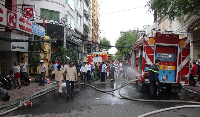 Nha 4 tang trung tam Sai Gon boc chay, 2 nguoi ngat khoi hinh anh