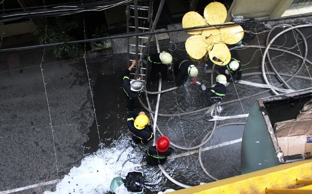 Cảnh sát PCCC tiếp cận ngôi nhà 4 tầng bị cháy trưa 25/7